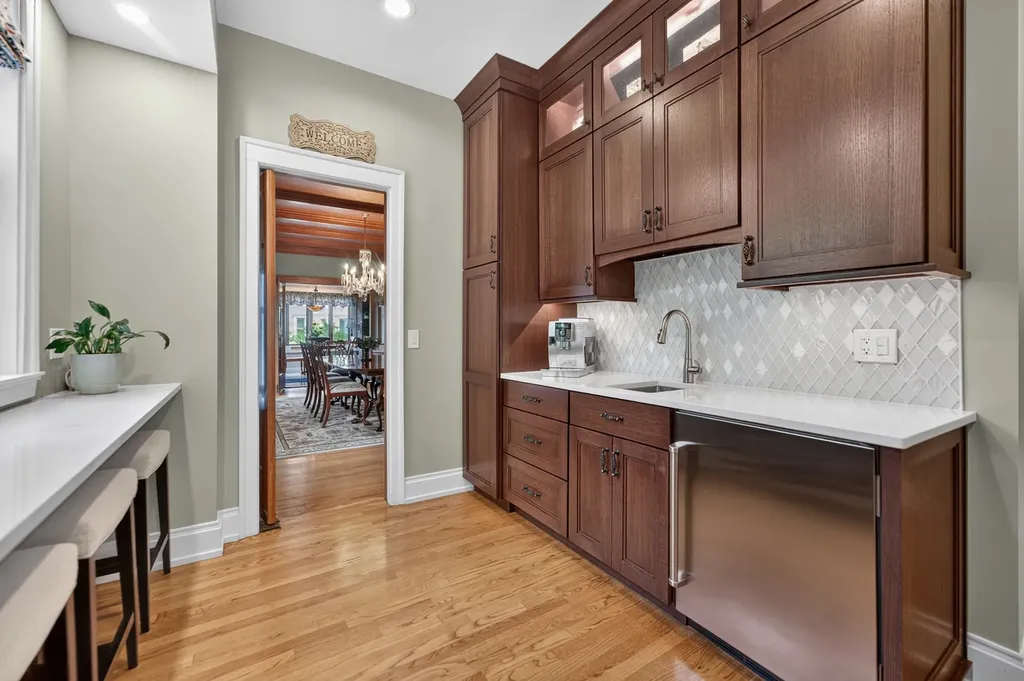 729 West Downer Place Aurora IL 60506