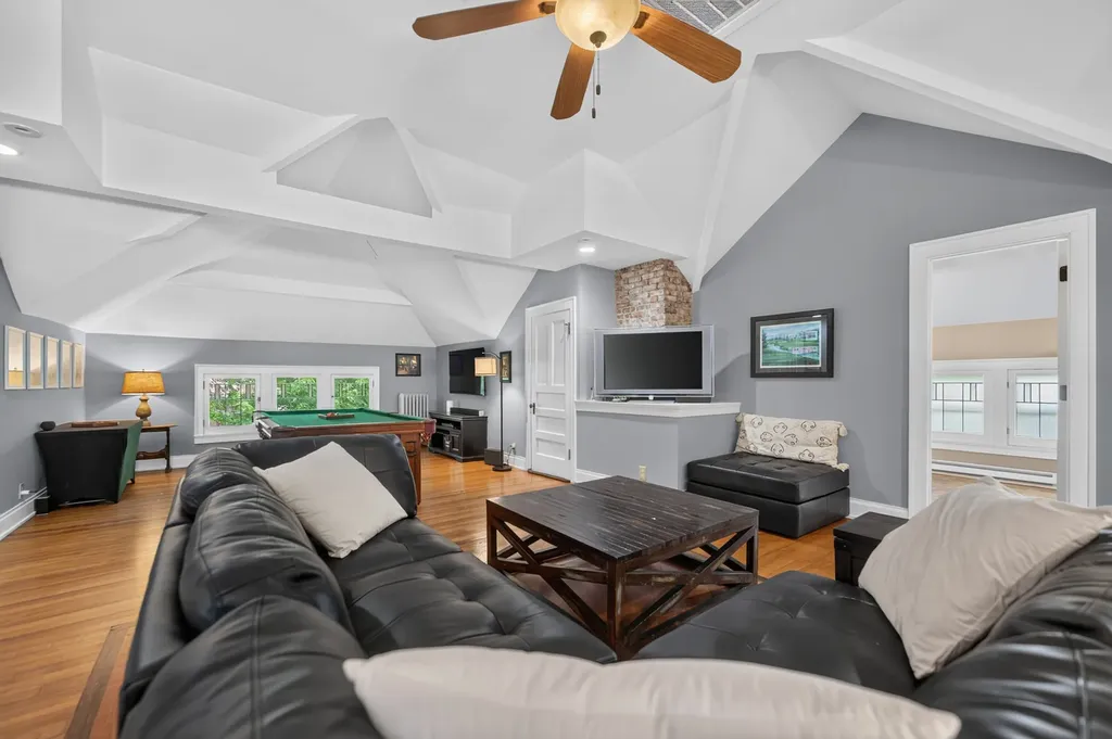 729 West Downer Place Aurora IL 60506