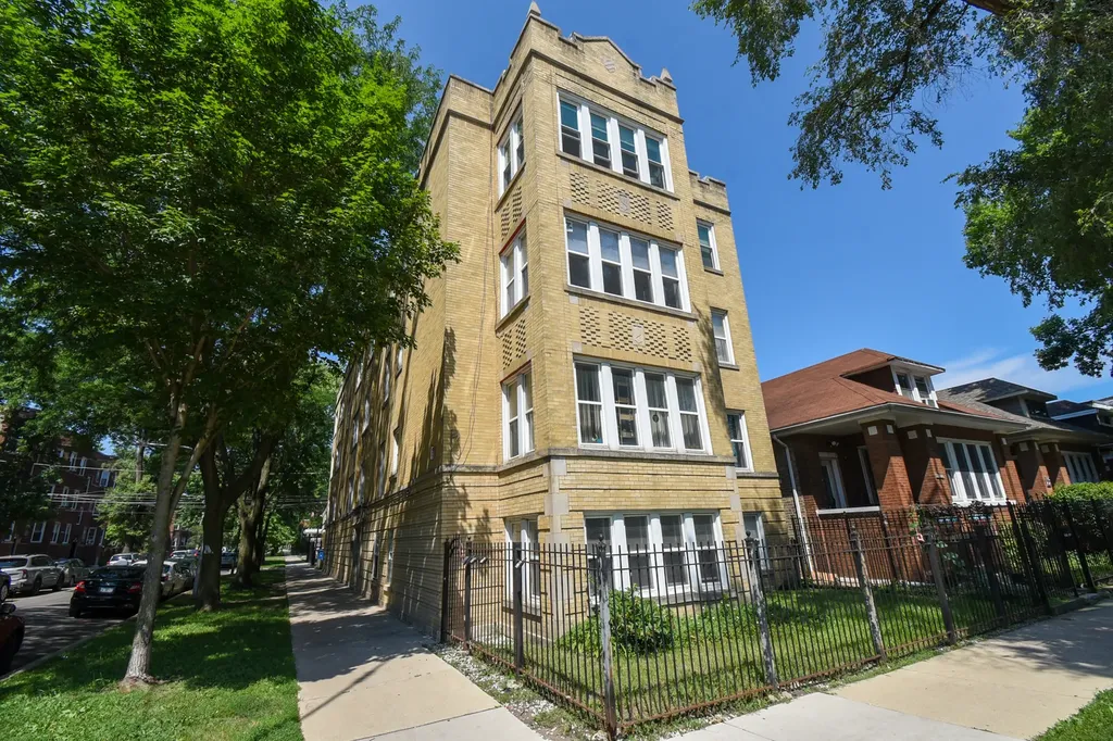 3104 West Argyle Street Chicago IL 60625