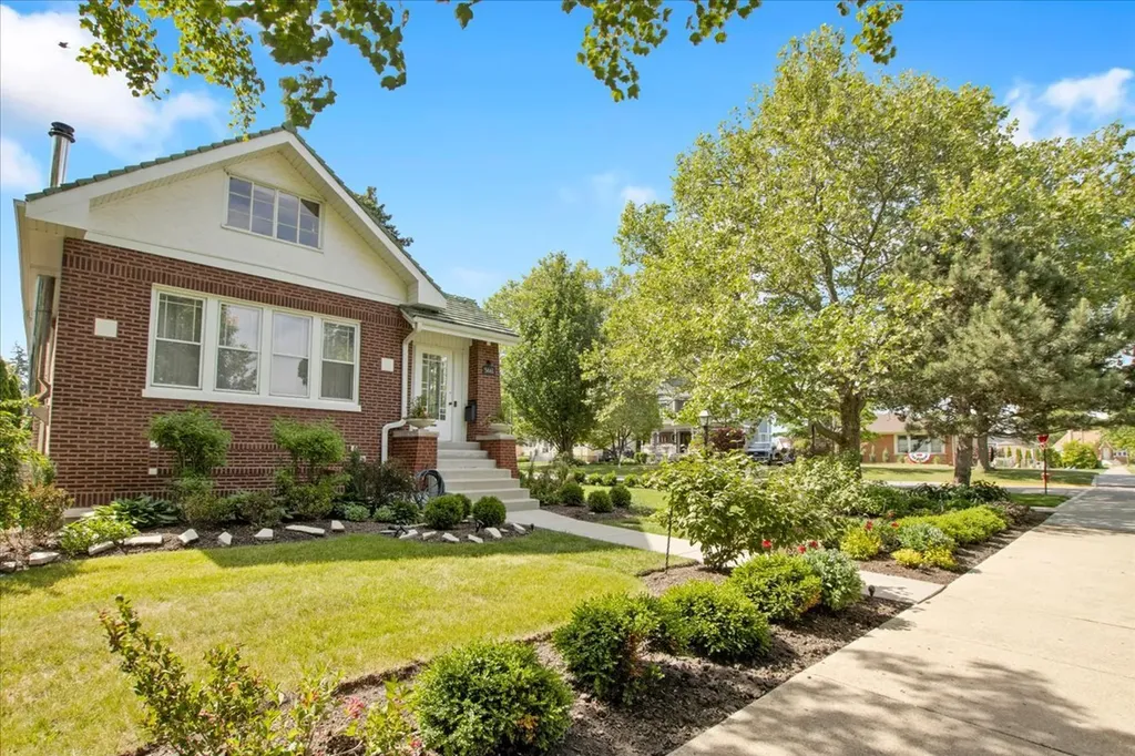 5661 North New Hampshire Avenue Chicago IL 60631