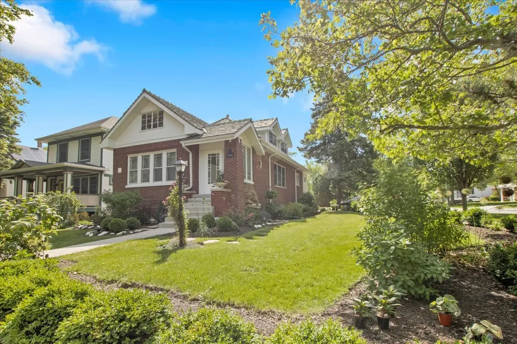 5661 North New Hampshire Avenue Chicago IL 60631