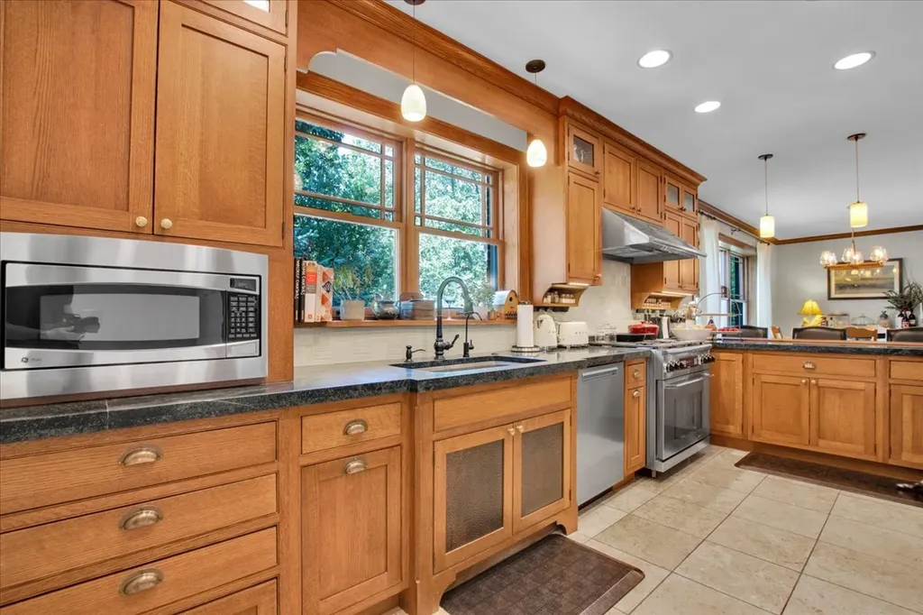 5661 North New Hampshire Avenue Chicago IL 60631