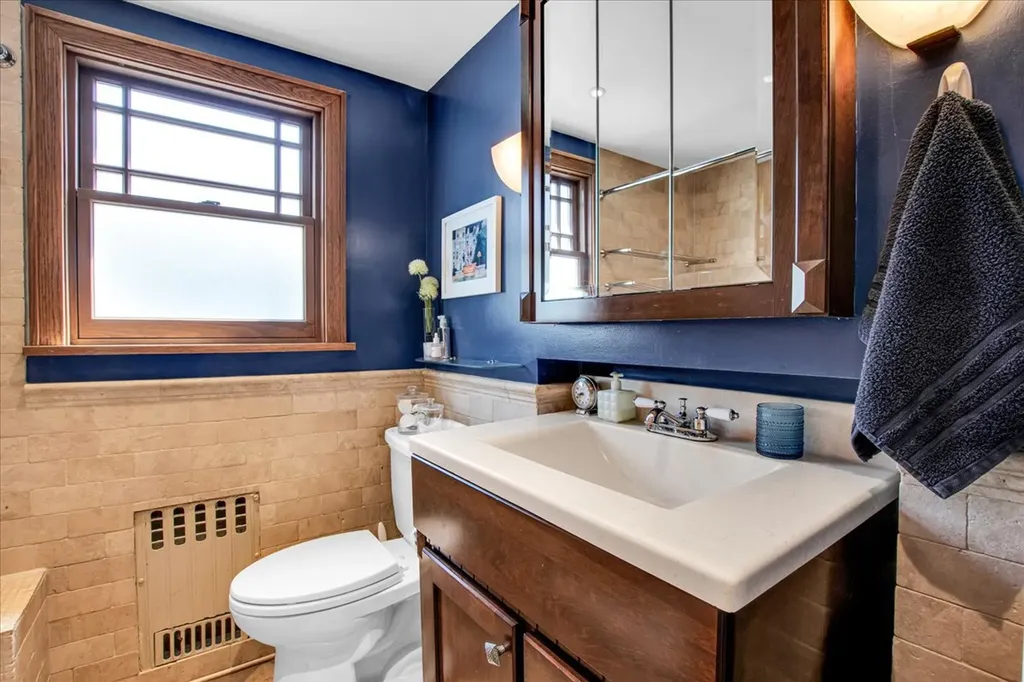 5661 North New Hampshire Avenue Chicago IL 60631