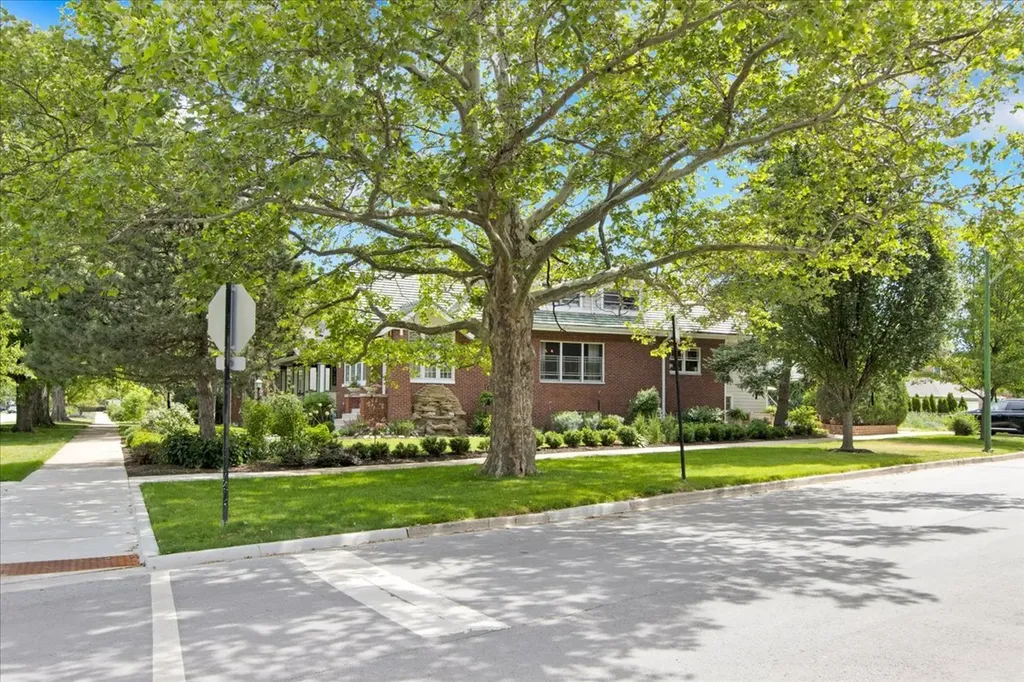 5661 North New Hampshire Avenue Chicago IL 60631