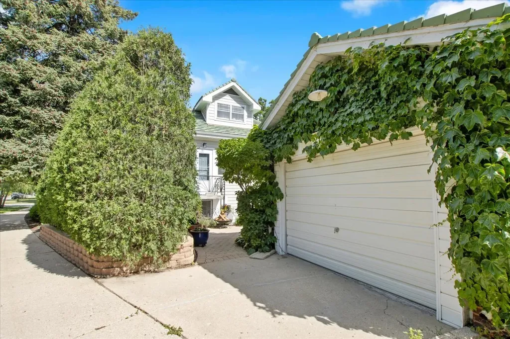 5661 North New Hampshire Avenue Chicago IL 60631