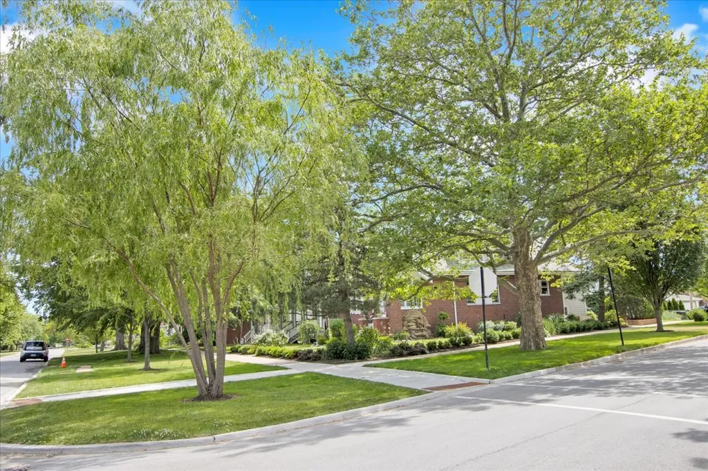 5661 North New Hampshire Avenue Chicago IL 60631