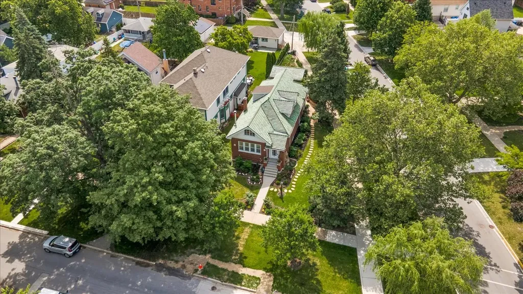 5661 North New Hampshire Avenue Chicago IL 60631