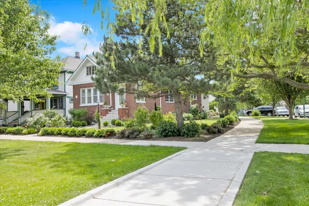 5661 North New Hampshire Avenue Chicago IL 60631