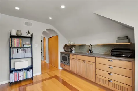 5661 North New Hampshire Avenue Chicago IL 60631