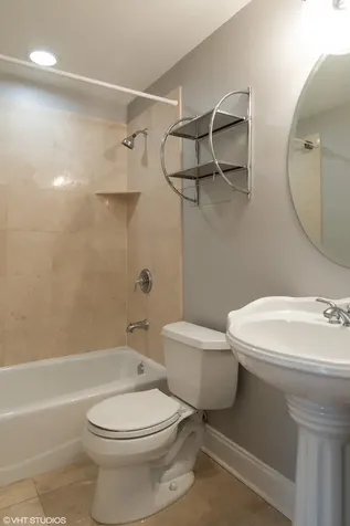 906 West Barry Avenue Chicago IL 60657