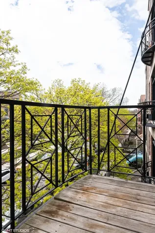 906 West Barry Avenue Chicago IL 60657