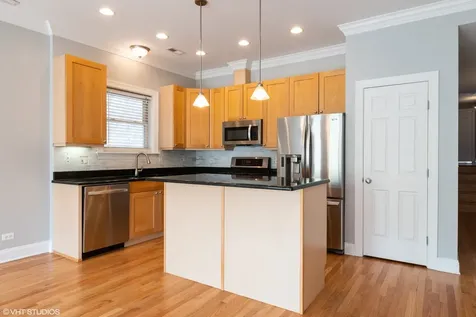 906 West Barry Avenue Chicago IL 60657