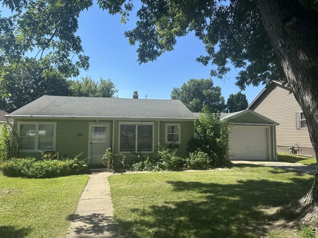 1717 East Lawn Savanna IL 61074