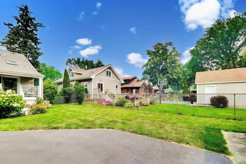 124 East Grantley Avenue Elmhurst IL 60126
