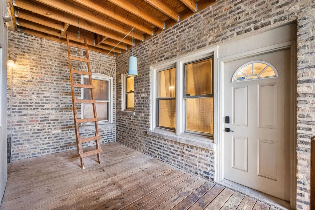 6452 North Bell Avenue Chicago IL 60645
