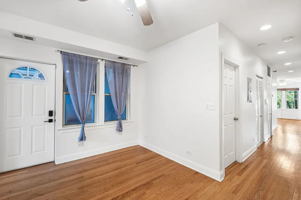 6452 North Bell Avenue Chicago IL 60645