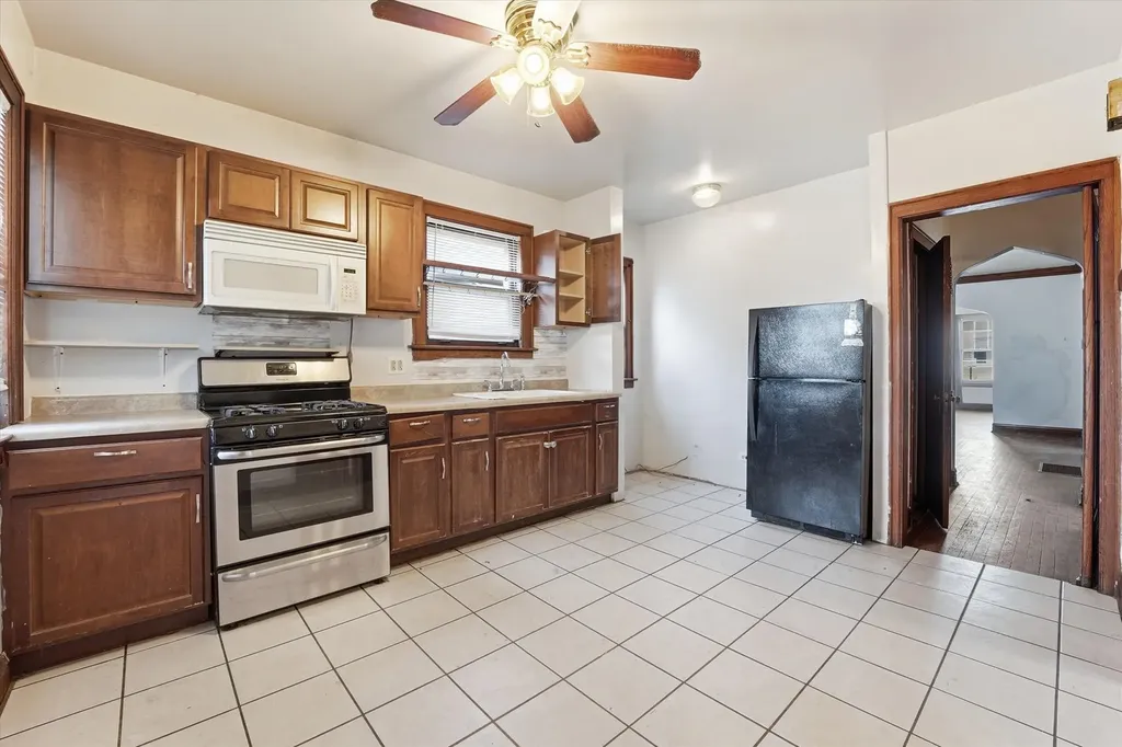 10447 South Avenue G Chicago IL 60617