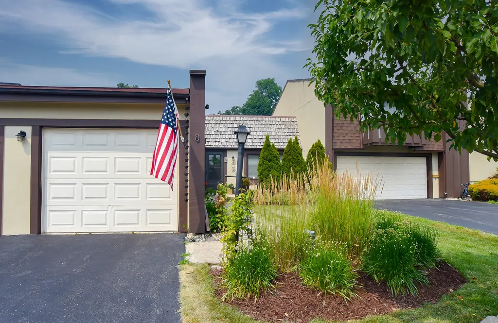 8 Westwood Drive Indian Head Park IL 60525