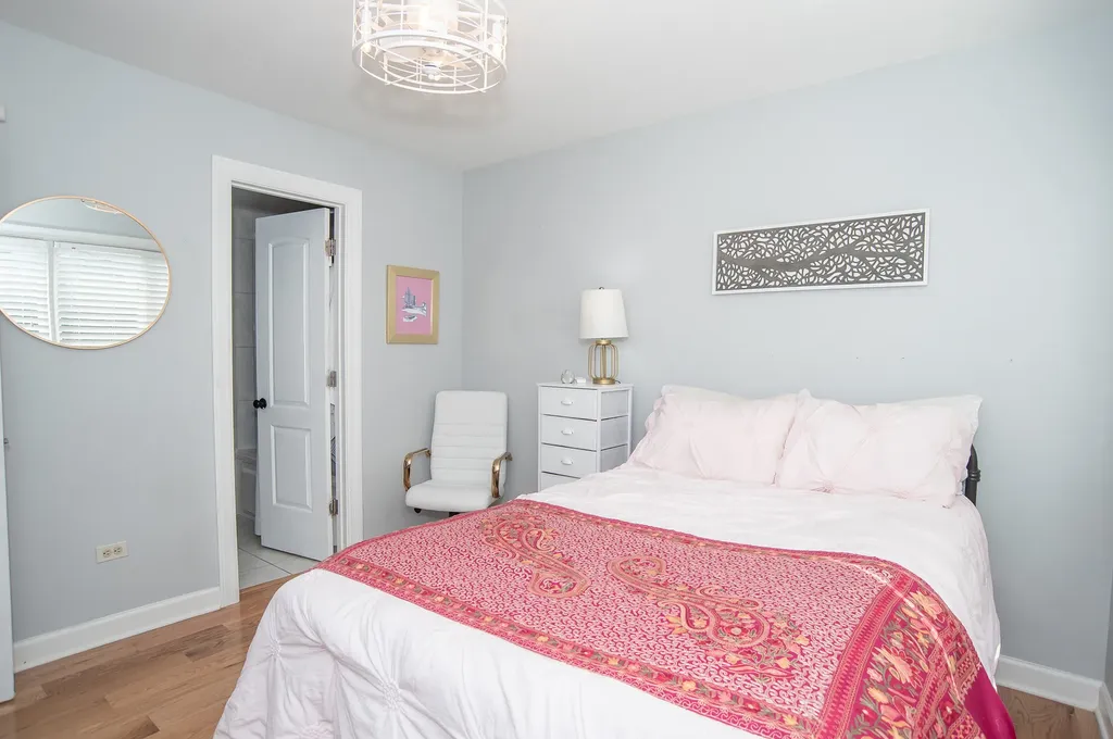 8 Westwood Drive Indian Head Park IL 60525