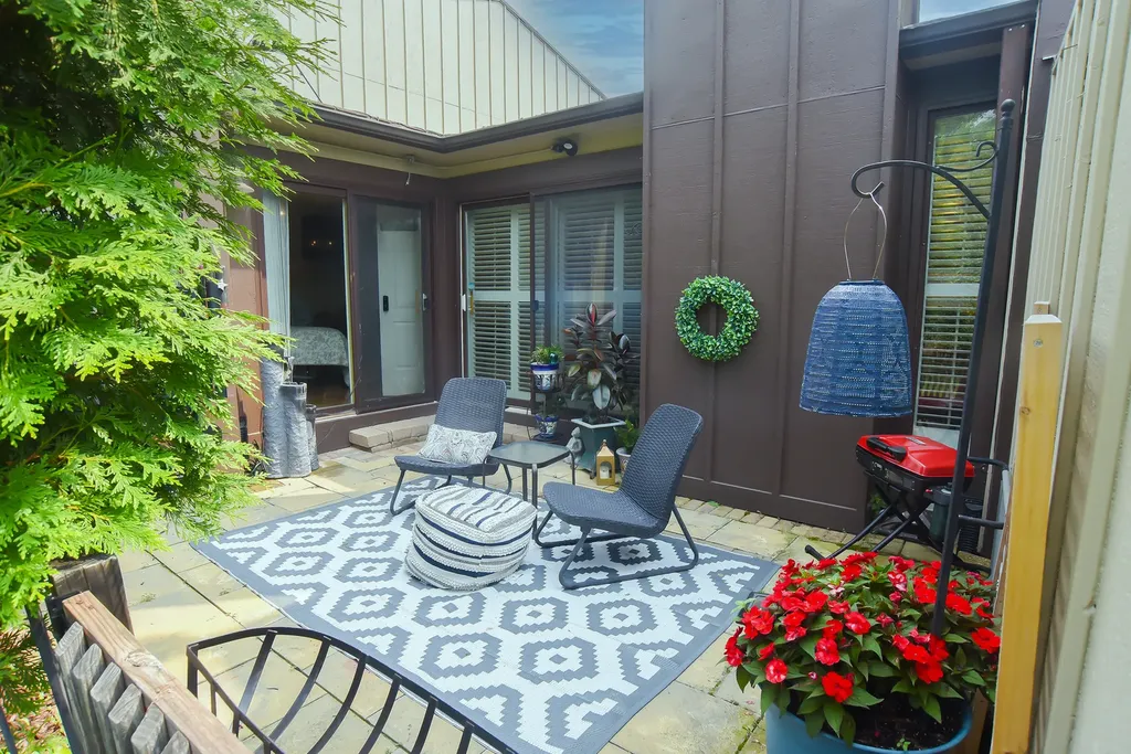 8 Westwood Drive Indian Head Park IL 60525