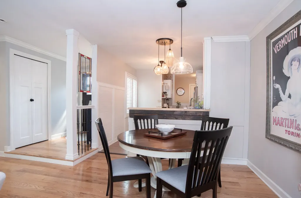 8 Westwood Drive Indian Head Park IL 60525