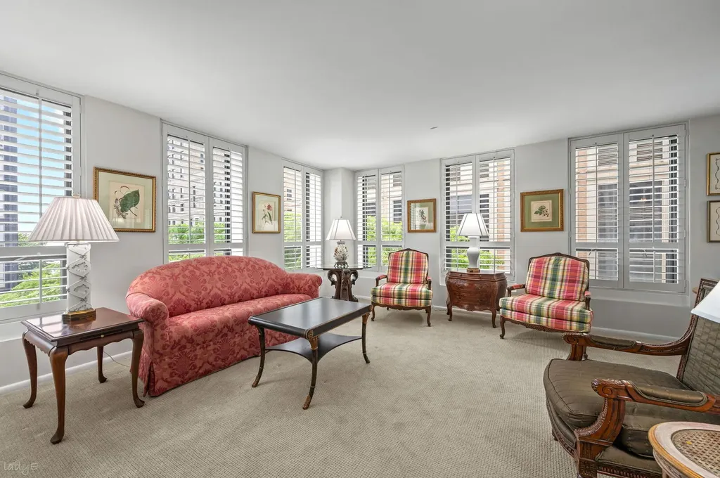 260 East Chestnut Street Chicago IL 60611