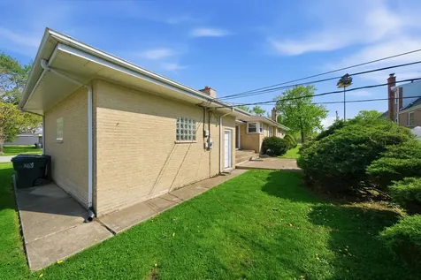 16560 Greenwood Avenue South Holland IL 60473