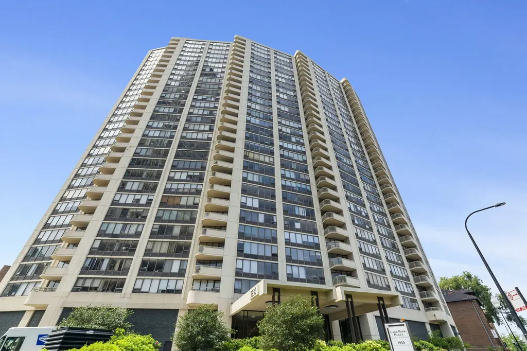 3930 North Pine Grove Avenue Chicago IL 60613