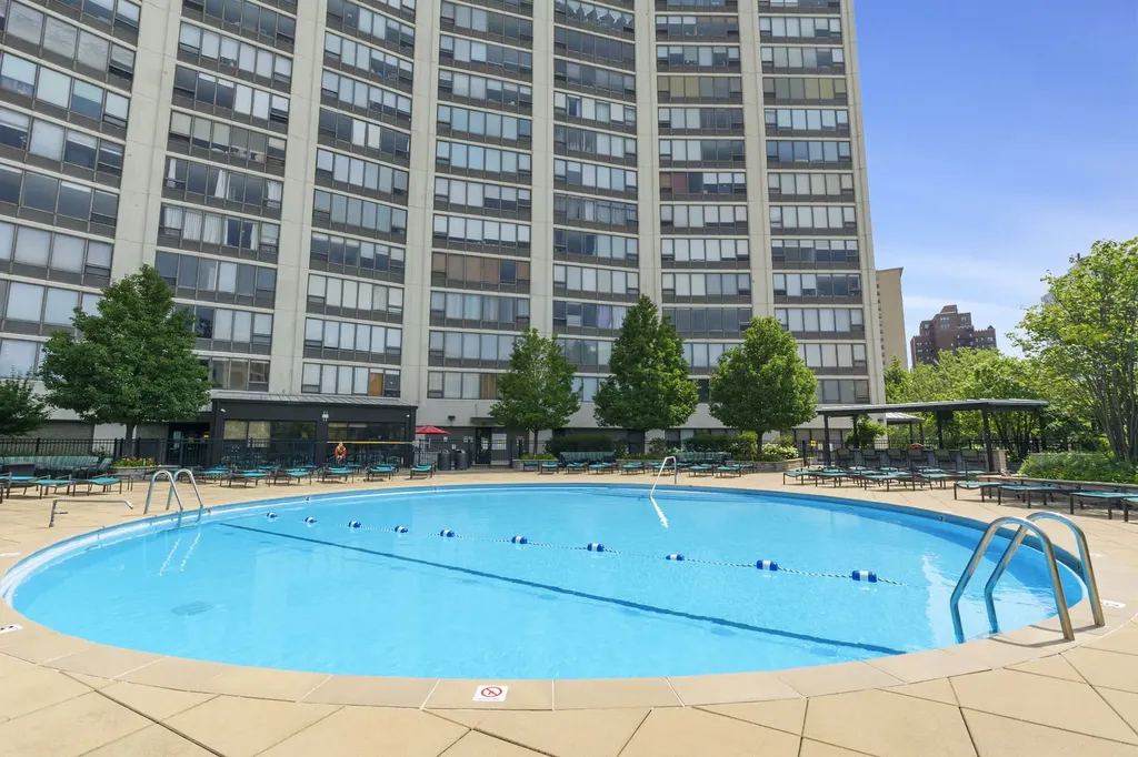3930 North Pine Grove Avenue Chicago IL 60613