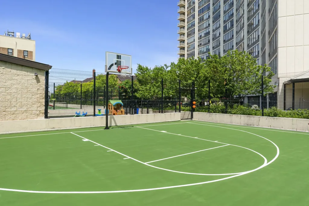 3930 North Pine Grove Avenue Chicago IL 60613