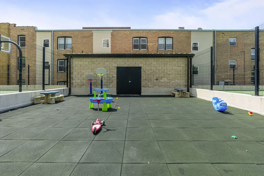 3930 North Pine Grove Avenue Chicago IL 60613