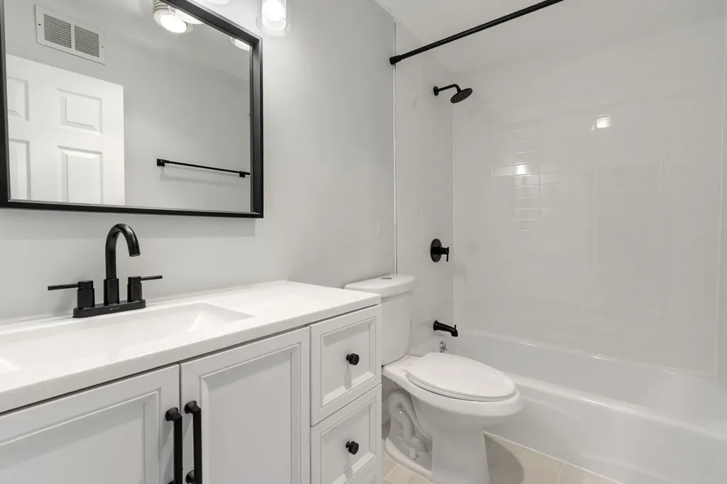 3930 North Pine Grove Avenue Chicago IL 60613