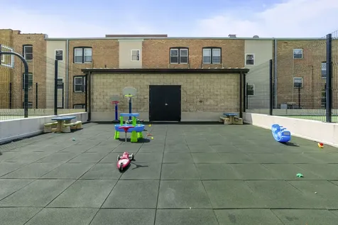 3930 North Pine Grove Avenue Chicago IL 60613
