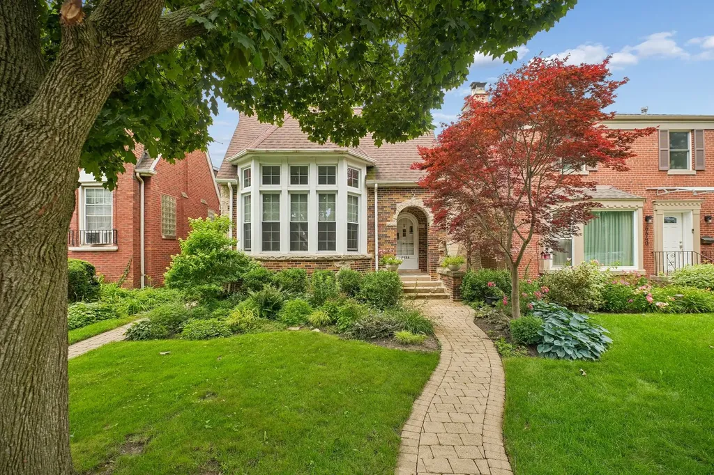 6638 North Trumbull Avenue Lincolnwood IL 60712