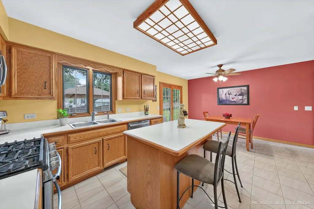 425 Brentwood Court Roselle IL 60172