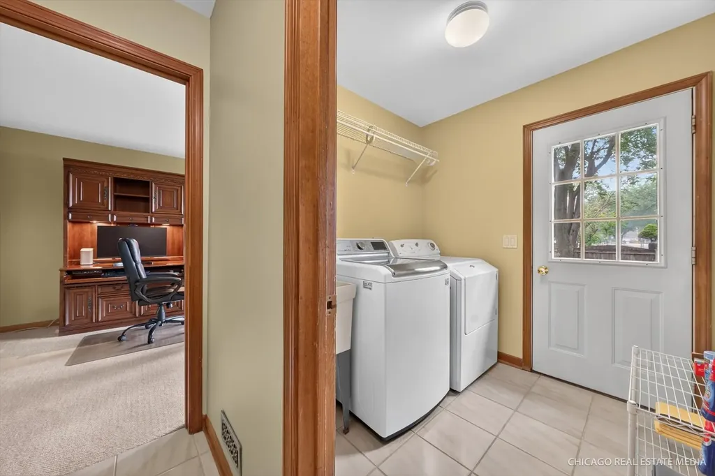 425 Brentwood Court Roselle IL 60172