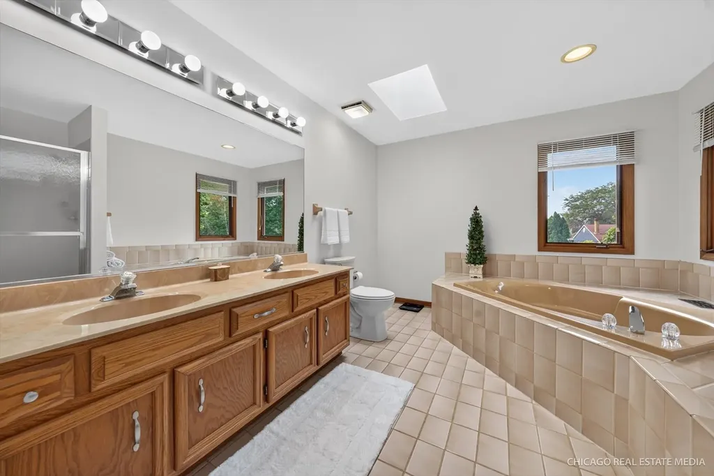 425 Brentwood Court Roselle IL 60172