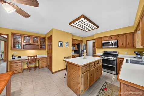 425 Brentwood Court Roselle IL 60172