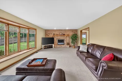 425 Brentwood Court Roselle IL 60172