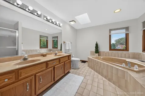 425 Brentwood Court Roselle IL 60172