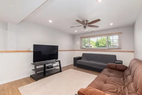 255 Leahy Circle S Des Plaines IL 60016