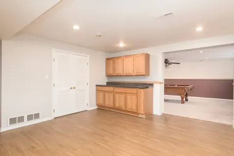 255 Leahy Circle S Des Plaines IL 60016