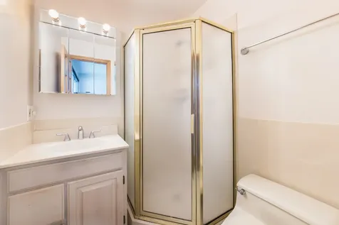 255 Leahy Circle S Des Plaines IL 60016