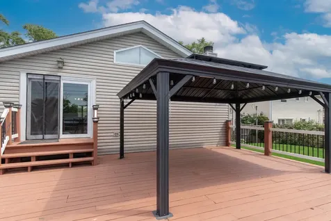 255 Leahy Circle S Des Plaines IL 60016
