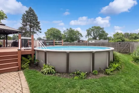 255 Leahy Circle S Des Plaines IL 60016