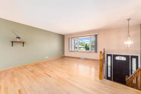 255 Leahy Circle S Des Plaines IL 60016