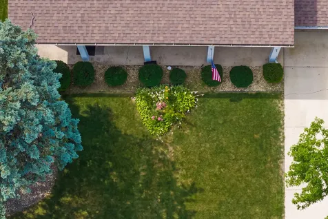 255 Leahy Circle S Des Plaines IL 60016