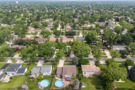 255 Leahy Circle S Des Plaines IL 60016