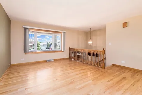 255 Leahy Circle S Des Plaines IL 60016