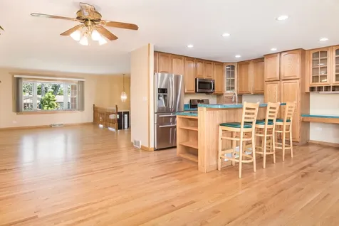 255 Leahy Circle S Des Plaines IL 60016